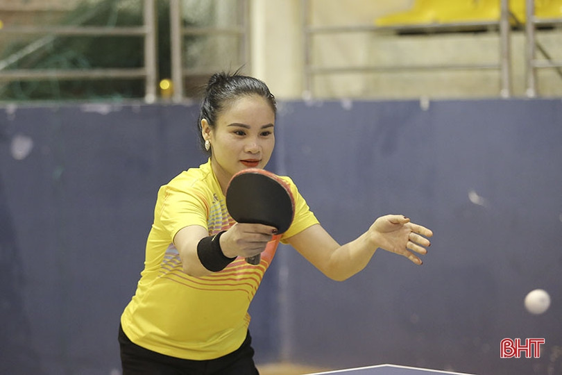 Ngắm “bóng hồng” tranh tài tại Giải Bóng bàn Báo Hà Tĩnh