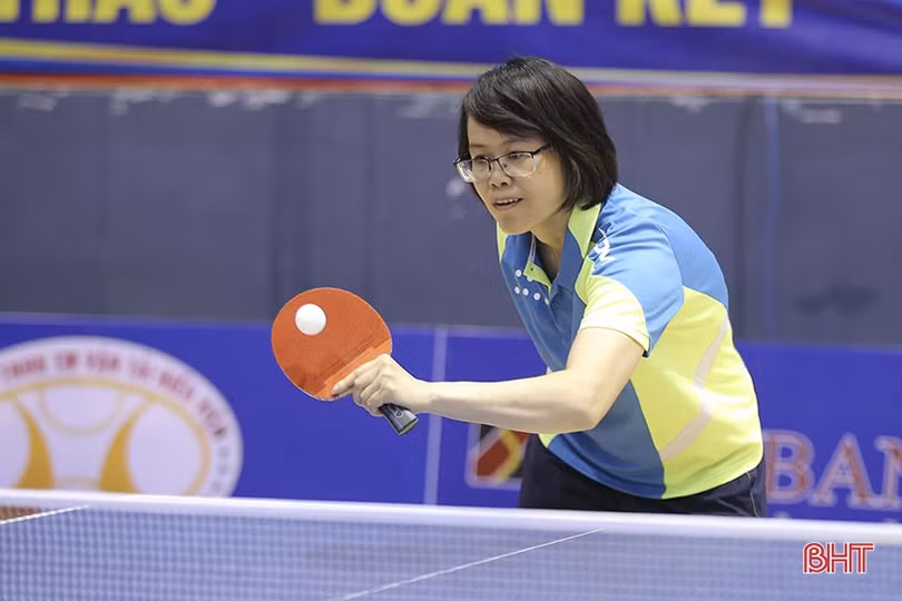 Những trận bán kết kịch tính tại Giải Bóng bàn Báo Hà Tĩnh