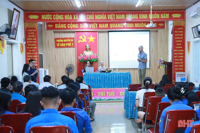 Người dân thành phố Hà Tĩnh giao lưu cùng giảng viên đại học Mỹ