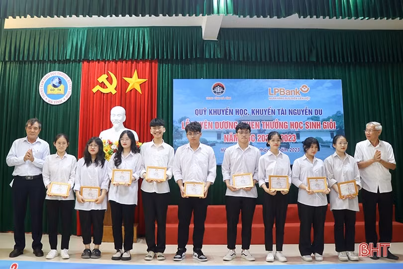 Trao thưởng hơn 650 triệu đồng cho giáo viên, học sinh giỏi Hà Tĩnh