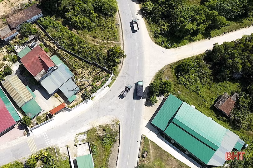 Nơm nớp lo tai nạn giao thông khi qua ngã tư cầu Đồng Văn