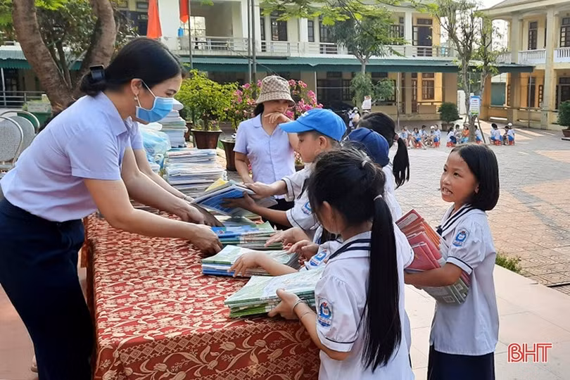 Hàng ngàn học sinh khó khăn ở Hà Tĩnh được sử dụng sách và đồ dùng học tập miễn phí