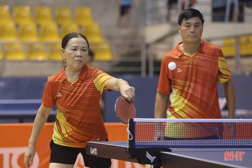 Nhiều pha bóng hấp dẫn trong trận chung kết đôi nam, đôi nam nữ Giải Bóng bàn Báo Hà Tĩnh
