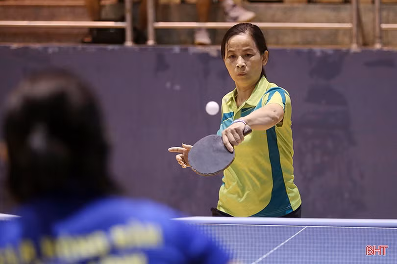 Ngắm “bóng hồng” tranh tài tại Giải Bóng bàn Báo Hà Tĩnh
