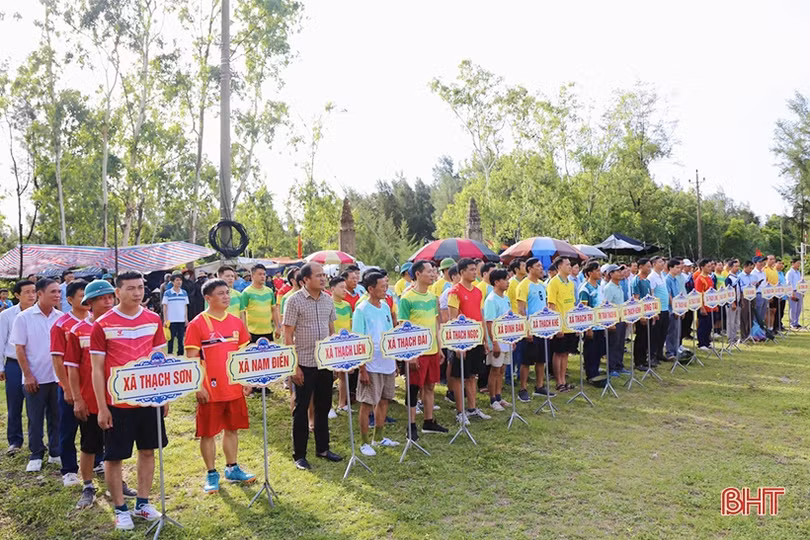 Khởi tranh giải bóng chuyền chào mừng Lễ hội đền Lê Khôi