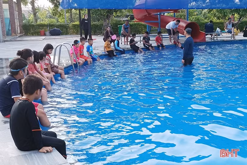 Thiết thực, ý nghĩa từ các lớp dạy bơi miễn phí ở Hà Tĩnh
