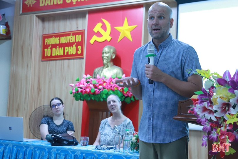 Người dân thành phố Hà Tĩnh giao lưu cùng giảng viên đại học Mỹ