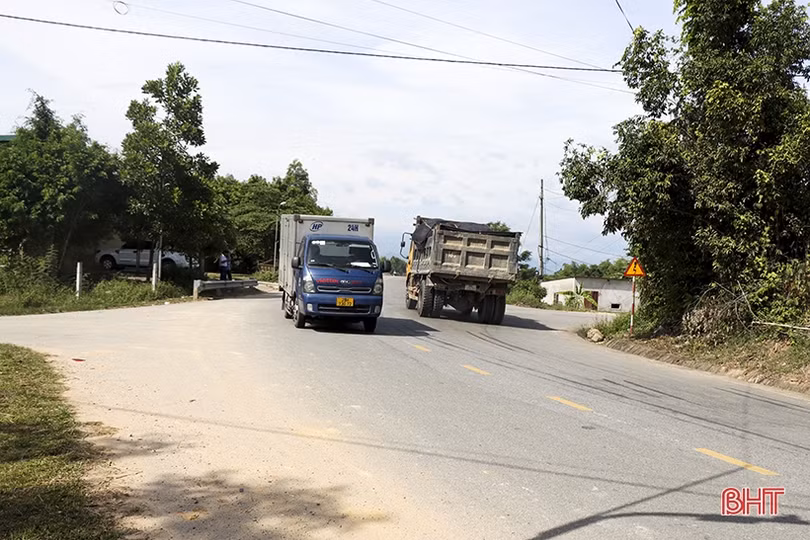 Nơm nớp lo tai nạn giao thông khi qua ngã tư cầu Đồng Văn