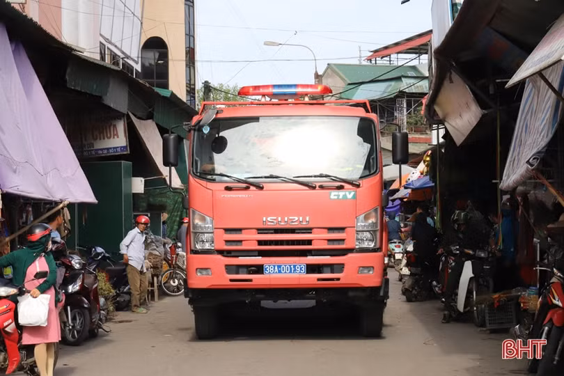 Hơn 50 người tham gia diễn tập phòng cháy, chữa cháy tại chợ Phố Châu