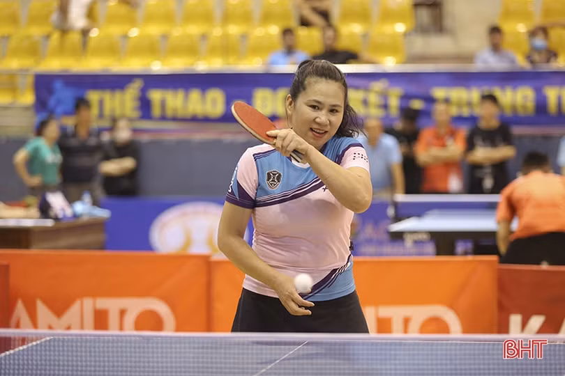 Ngắm “bóng hồng” tranh tài tại Giải Bóng bàn Báo Hà Tĩnh