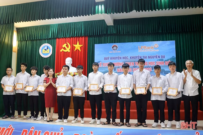 Trao thưởng hơn 650 triệu đồng cho giáo viên, học sinh giỏi Hà Tĩnh