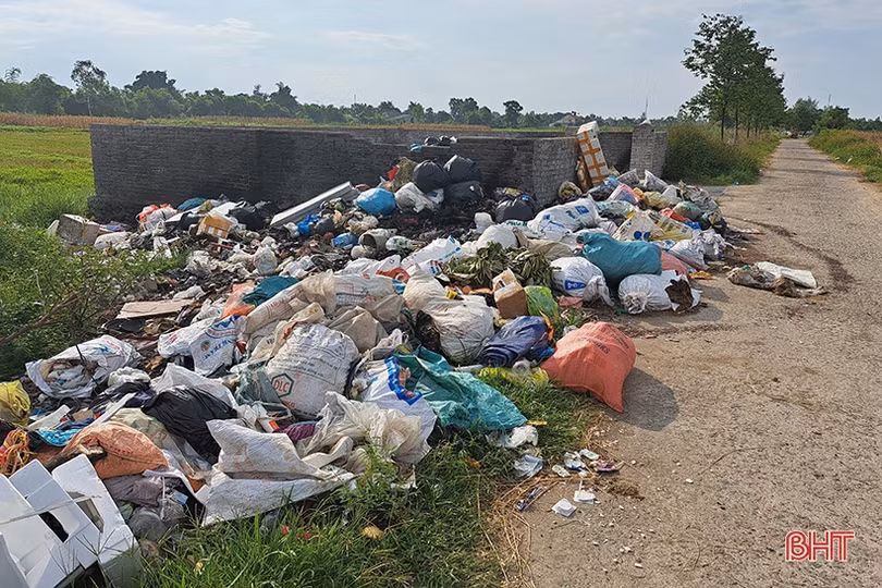Đổ rác bừa bãi gây ô nhiễm môi trường ở Nghi Xuân