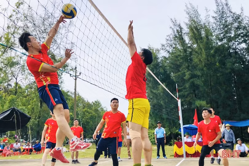 Tượng Sơn giải nhất bóng chuyền nam cán bộ, công chức cấp xã Thạch Hà