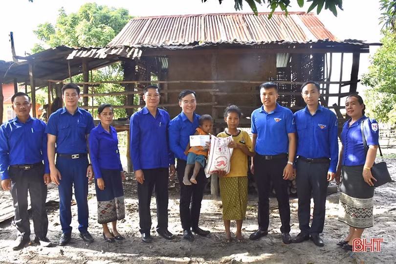 Sắc xanh tình nguyện thắt chặt mối quan hệ hữu nghị Việt - Lào