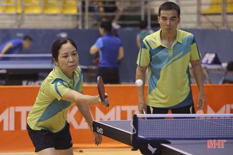 Nhiều pha bóng hấp dẫn trong trận chung kết đôi nam, đôi nam nữ Giải Bóng bàn Báo Hà Tĩnh