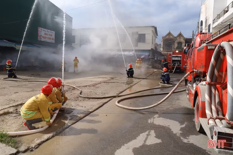 Hơn 50 người tham gia diễn tập phòng cháy, chữa cháy tại chợ Phố Châu