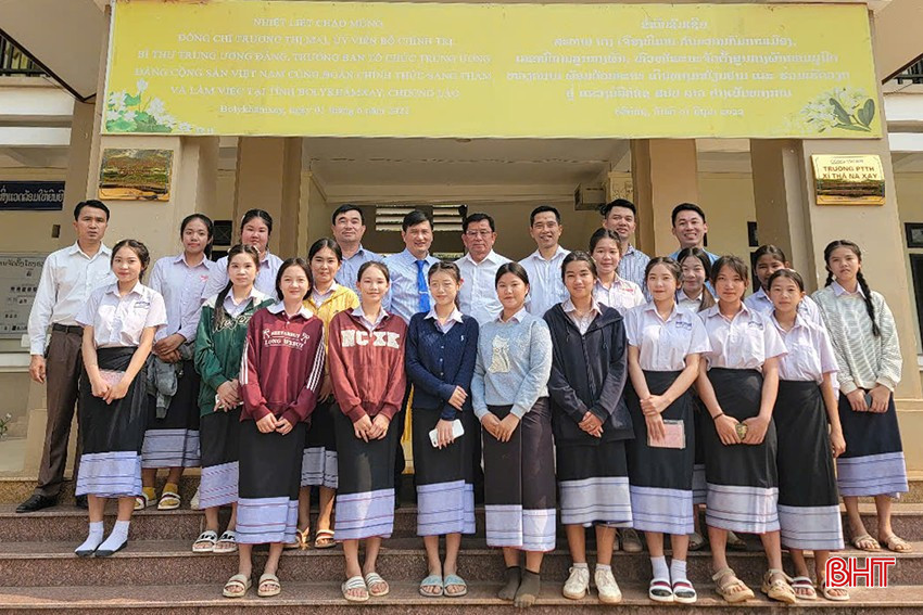 មហាវិទ្យាល័យវេជ្ជសាស្ត្រ Ha Tinh រៀបចំការពិគ្រោះយោបល់ចូលរៀននៅប្រទេសឡាវ។ bqbht_br_z6626759946039-0f0ce7f4f507e16bd0cb2706064e9155.jpg
