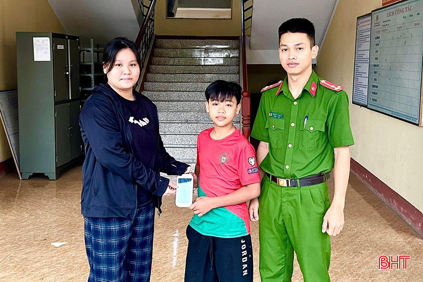 Em Lê Khánh Thiện Kỳ cùng Công an thị trấn Phố Châu trao trả lại điện thoại cho người đánh rơi. bqbht_br_em-le-khanh-thien-ky-cung-cong-an-thi-tran-pho-chau-trao-tra-lai-dien-thoai-cho-nguoi-danh-roi.jpg