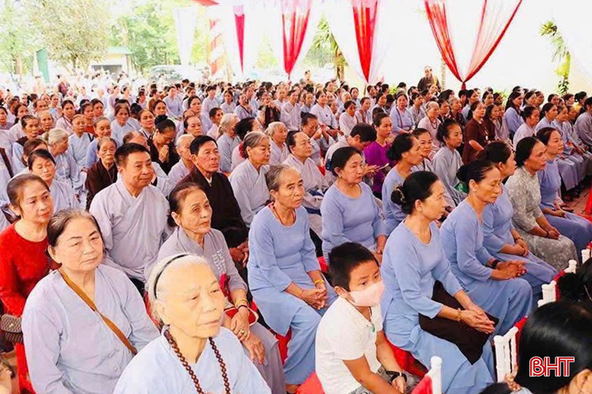 Đông đảo tăng ni, phật tử cùng người dân tham gia Đại lễ Phật đản tại Chùa Quả (huyện Đức Thọ). bqbht_br_496006541-671383822339679-6931208540680592767-n.jpg