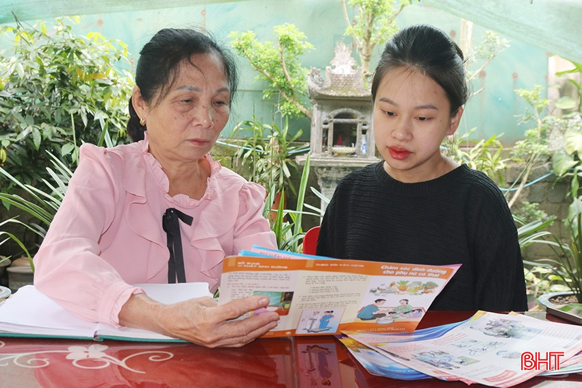 Gắn bó với công tác dân số hơn 40 năm, nhưng mức phụ cấp mà bà Trần Thúy Hưng nhận được vẫn chưa tương xứng. Gắn bó với công tác dân số hơn 40 năm, nhưng mức phụ cấp mà bà Trần Thúy Hưng nhận được vẫn chưa tương xứng.