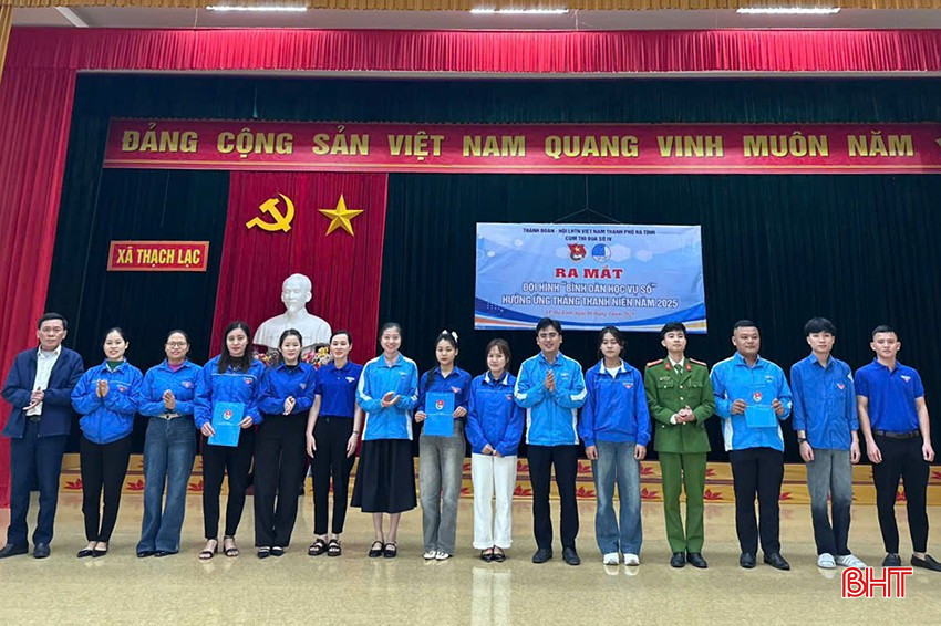 Tuổi trẻ xã Thạch Lạc (TP Hà Tĩnh) ra mắt đội hình "Bình dân học vụ số" (tháng 3/2025). bqbht_br_anh-2-binh-dan-hoc-vu-so.jpg