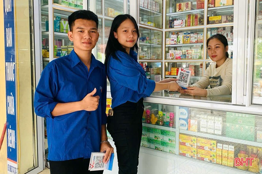 Việc sử dụng mã QR đã đem đến nhiều thuận tiện cho người dân huyện Hương Khê. bqbht_br_anh-1-binh-dan-hoc-vu-so.jpg