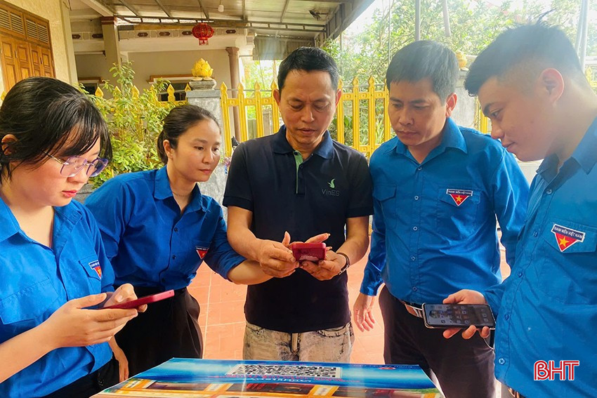 Người dân Hà Tĩnh được đoàn viên thanh niên hướng dẫn sử dụng điện thoại thông minh để quét mã QR, tìm hiểu thông tin về các di tích lịch sử. bqbht_br_anh-3-binh-dan-hoc-vu-so.jpg