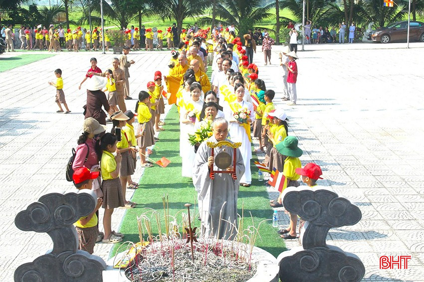 Đông đảo tăng ni, Phật tử, học sinh tham gia Đại lễ Phật đản tại chùa Phúc Linh. bqbht_br_dong-dao-tang-ni-phat-tu-hoc-sinh-tham-gia-dai-le-phat-dan-tai-chua-phuc-linh.jpg