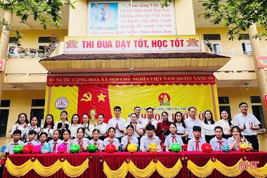 Học sinh Trường THCS Kỳ Thượng mổ heo đất để giúp đỡ bạn nghèo. bqbht_br_hoc-sinh-truong-thcs-ky-thuong-mo-heo-dat-de-giup-do-ban-ngheo.jpg