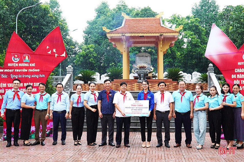 Huyện đoàn - Hội đồng đội huyện Hương Khê trao nguồn quỹ "Kế hoạch nhỏ" của các liên đội trên địa bàn hỗ trợ tôn tạo Di tích Chứng tích chiến tranh Trường cấp II Hương Phúc (xã Hương Trạch). bqbht_br_z6601141505746-2872348db0275b9c7bcac7522ace0a38-copy.jpg