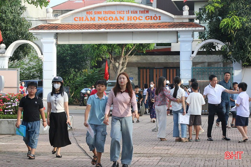 Ngay từ sớm, phụ huynh đã cùng con đến điểm Trường THCS Lê Văn Thiêm dự thi. bqbht_br_z6606005074834-254479287636760d2ebc3a1881439d11.jpg