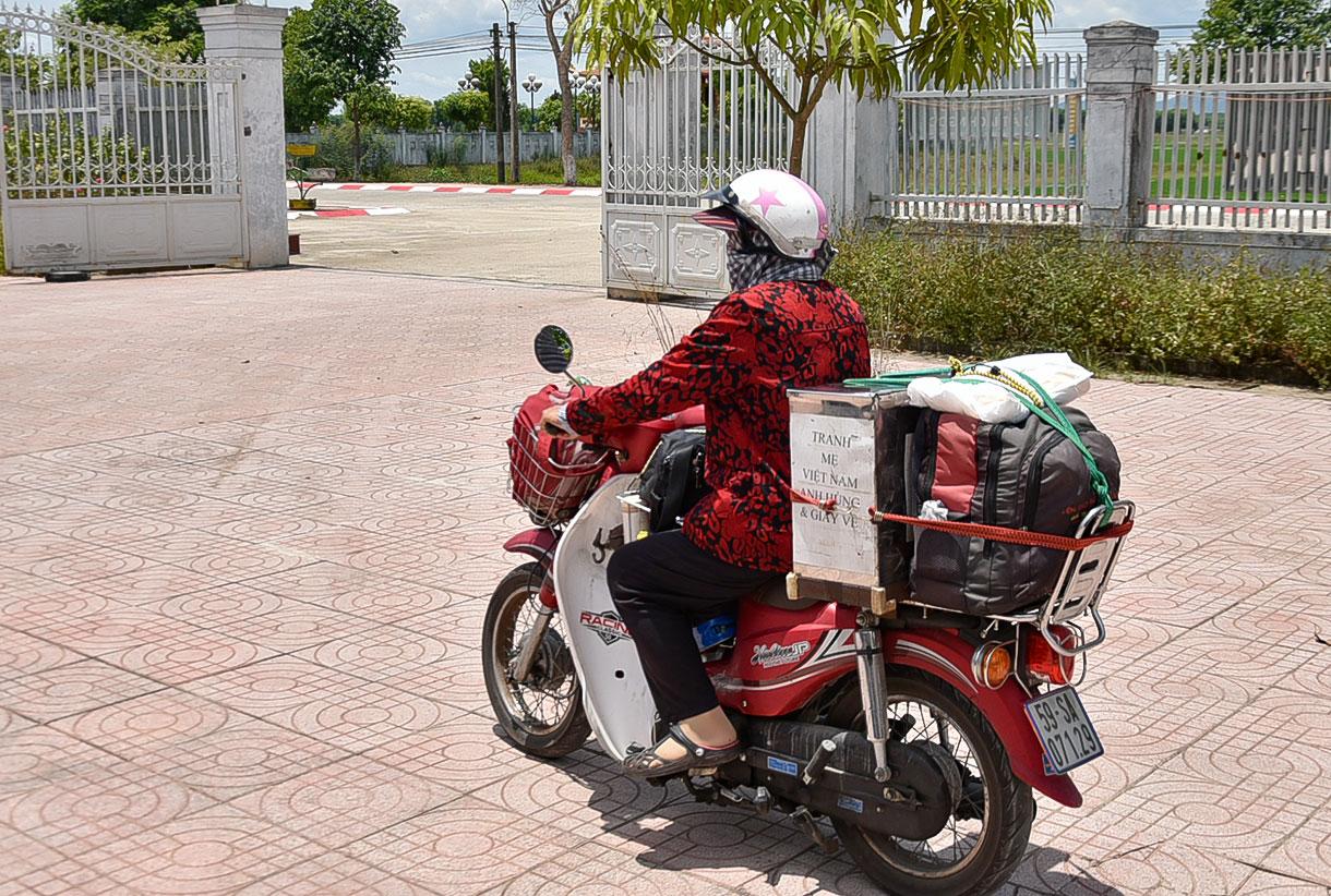 Chia tay Hà Tĩnh, chiếc xe máy lao vút đi trong cái nắng như đổ lửa của trưa hè tháng 7 tiếp tục với “Hành trình nét thời gian”, đến với các tỉnh, thành phía Bắc.