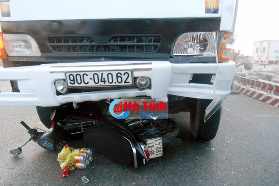 dam dau xe tai 2 nguoi di xe may nguy kich