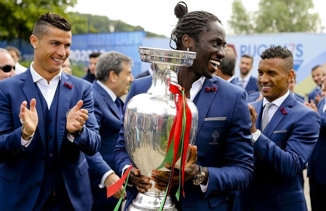 bien nguoi chao don ronaldo va dong doi tro ve bo dao nha