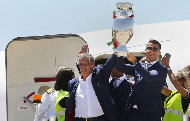 bien nguoi chao don ronaldo va dong doi tro ve bo dao nha