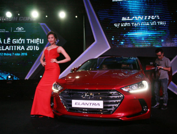 hyundai elantra 2016 chot gia tu 615 trieu tai viet nam