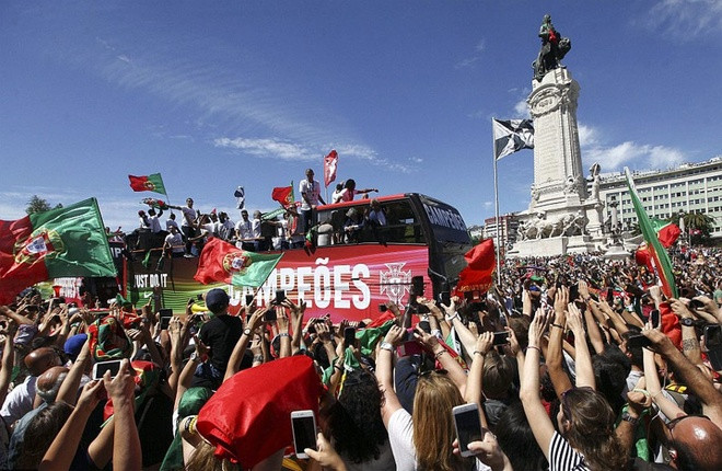 bien nguoi chao don ronaldo va dong doi tro ve bo dao nha