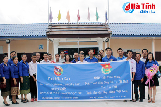 giao vien ha tinh tinh nguyen giang day tieng viet tai lao