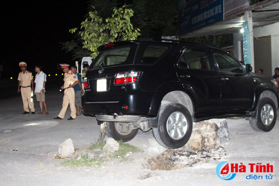 bi xe dam khi bang qua duong nam thanh nien nhap vien cap cuu