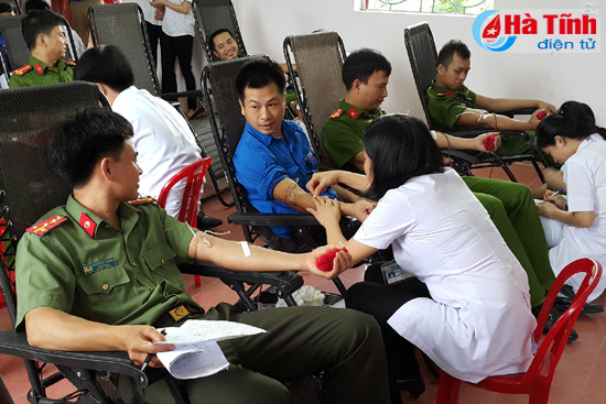 gan 200 dvtn vu quang tham gia hien mau tinh nguyen