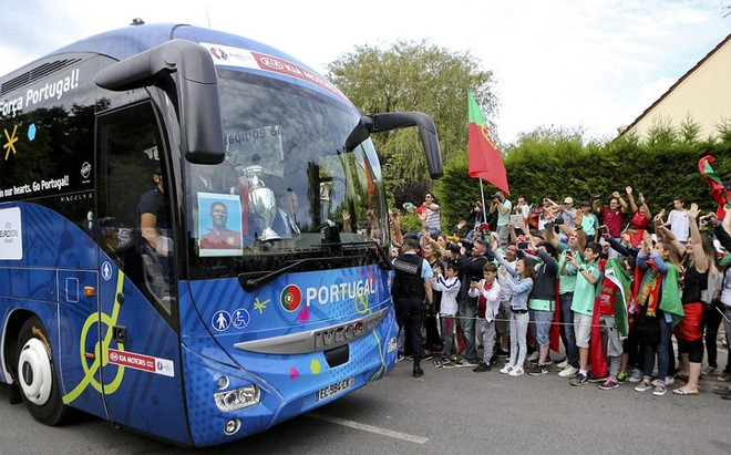 bien nguoi chao don ronaldo va dong doi tro ve bo dao nha