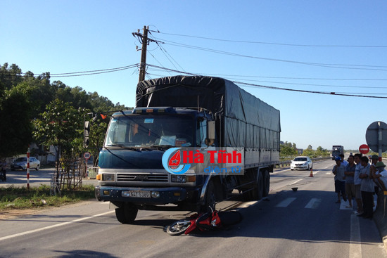 va cham voi xe tai doi vo chong nguy kich