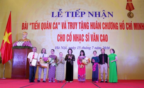 gia dinh nhac si van cao hien tang quan toi chi la hat