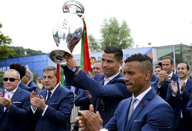 bien nguoi chao don ronaldo va dong doi tro ve bo dao nha