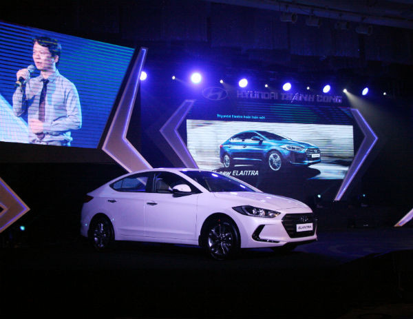 hyundai elantra 2016 chot gia tu 615 trieu tai viet nam