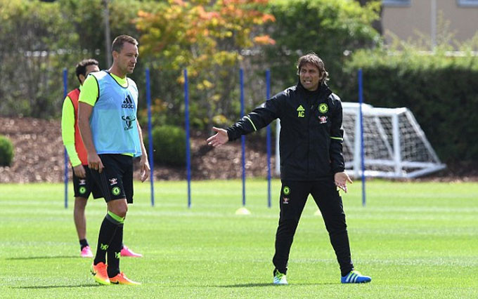 hlv conte mau lua trong buoi tap dau tien cung chelsea