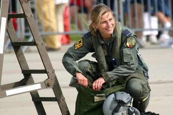 ve yeu kieu cua nu quan nhan trong bo quan phuc