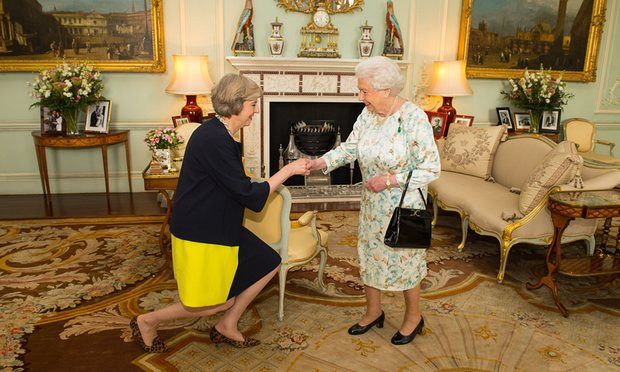Nữ hoàng Elizabeth II chào đón bà Theresa May tại điện Buckingham ngày 13/7/2016. Ảnh: AP theresa may them ten minh vao danh sach phu nu quyen luc the gioi