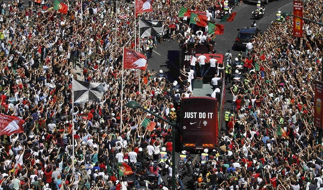 bien nguoi chao don ronaldo va dong doi tro ve bo dao nha