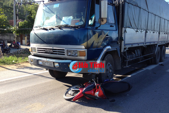 va cham voi xe tai doi vo chong nguy kich